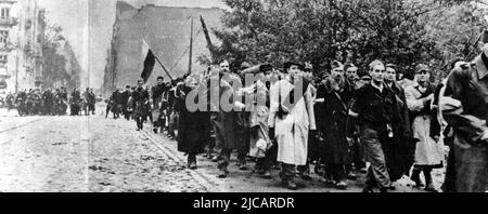 I resti dell'esercito domestico polacco sono stati condotti in cattività dopo l'insurrezione di Varsavia. L'insurrezione di Varsavia fu un tentativo massiccio da parte dell'esercito domestico polacco di sconfiggere la Wehrmacht e l'occupazione SS verso la fine del WW2. Foto Stock