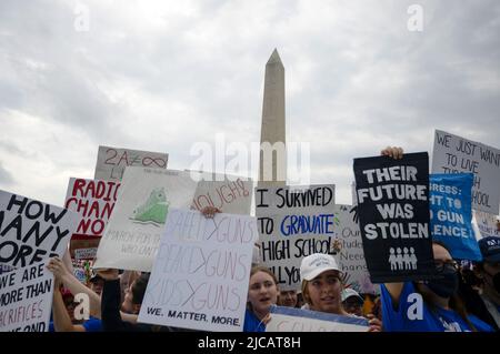 Washington, Stati Uniti. 11th giugno 2022. I dimostranti tengono i loro poster sul National Mall mentre partecipano a marzo per le nostre vite rally contro la violenza delle armi a Washington, DC sabato 11 giugno 2022. Il movimento marzo per la nostra vita è iniziato dopo la sparatoria alla Marjory Stoneman Douglas High School di Parkland, Florida, nel febbraio 2018. Dopo le recenti sparatorie di massa a Buffalo, New York e Uvalde, Texas, gli attivisti continuano a chiedere al Congresso di negoziare la legislazione sulla violenza delle armi e la sicurezza delle armi. Foto di Bonnie Cash/UPI Credit: UPI/Alamy Live News Foto Stock