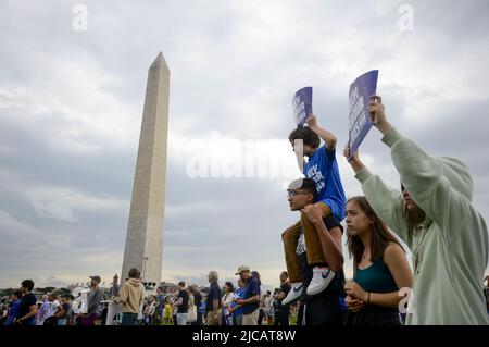 Washington, Stati Uniti. 11th giugno 2022. I dimostranti si riuniscono nel National Mall per partecipare a una marcia per le nostre vite radunare contro la violenza delle armi a Washington, DC sabato 11 giugno 2022. Il movimento marzo per la nostra vita è iniziato dopo la sparatoria alla Marjory Stoneman Douglas High School di Parkland, Florida, nel febbraio 2018. Dopo le recenti sparatorie di massa a Buffalo, New York e Uvalde, Texas, gli attivisti continuano a chiedere al Congresso di negoziare la legislazione sulla violenza delle armi e la sicurezza delle armi. Foto di Bonnie Cash/UPI Credit: UPI/Alamy Live News Foto Stock