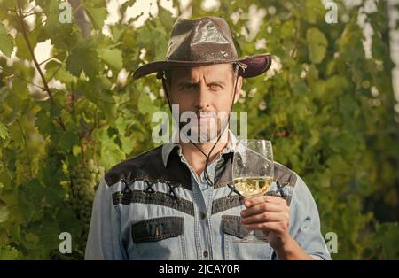 enologo con wineglass. sommelier. agricoltore bere vino. grazie. vinedresser bere. Foto Stock