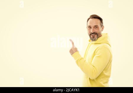 La vostra pubblicità qui. consigliere uomo in giallo Hoody. Adulto ragazzo pubblicità. Maschile casual moda sportiva. Foto Stock