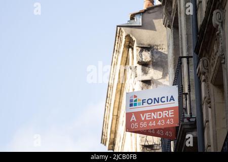 Immagine di un cartello con il logo di Foncia Immobilier preso di fronte alla loro agenzia locale nel centro di Bordeaux, Francia. Foncia Real Estate è un networ Foto Stock