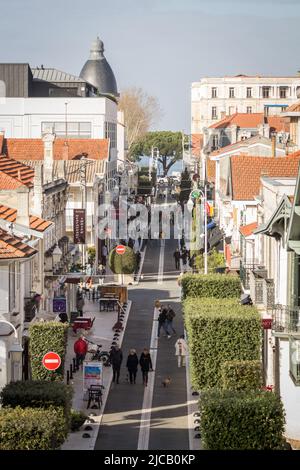 Foto della città di Arcachon, in Francia, scattata dall'alto durante un pomeriggio soleggiato. Arcachon è la città principale della baia di Arcachon (bassin d'Arcachon, o Foto Stock