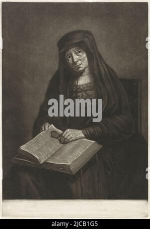 Donna anziana con una bibbia in grembo, forse madre di Rembrandt, tipografo: Pieter Louw, dopo: Rembrandt van Rijn, (possibilmente), Amsterdam, 1743 - 1800, carta, a 351 mm x l 240 mm Foto Stock