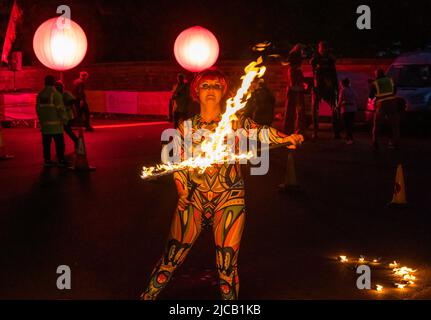 Edimburgo, Scozia, Regno Unito, 11th giugno 2022. Moonwalk 2022: I partecipanti si riuniscono alla Terra dinamica prima dell'inizio della passeggiata notturna del 15th, scegliendo tra mezza luna (13,1 miglia) o luna piena (26,2 miglia) o sopra la Luna (52,4 miglia). Credit: Sally Anderson/Alamy Live News Foto Stock