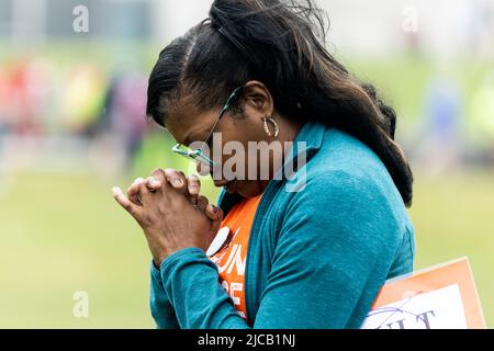 Washington, Stati Uniti d'America. 11th giugno 2022. Un manifestante inchina la testa al Giffords Gun violence Memorial di fronte al Washington Monument al March for Our Lives a Washington, DC sabato 11 giugno 2022. Credit: Julia Nikhinson/CNP/Sipa USA Credit: Sipa USA/Alamy Live News Foto Stock