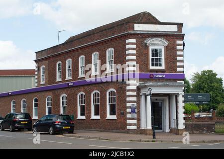 Beaconsfield, Regno Unito. 10th giugno 2022. Il Nat West Bank a Beaconsfield. A seguito della Pandemica del Covid-19, sempre più banche di alto livello e società edilizie stanno chiudendo in modo permanente. La filiale di Lloyds Bank a Beaconsfield sta chiudendo così come la Halifax Building Society, tuttavia Barclays, HSBC e Nat West rimarranno in città. Credit: Maureen McLean/Alamy Foto Stock