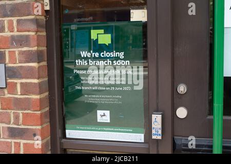 Beaconsfield, Regno Unito. 10th giugno 2022. La filiale di Lloyds Bank a Beaconsfield si chiuderà il 29th giugno 2022. A seguito della Pandemica del Covid-19, sempre più banche di alto livello e società edilizie stanno chiudendo in modo permanente. La filiale di Lloyds Bank a Beaconsfield sta chiudendo così come la Halifax Building Society, tuttavia Barclays, HSBC e Nat West rimarranno in città. Credit: Maureen McLean/Alamy Foto Stock