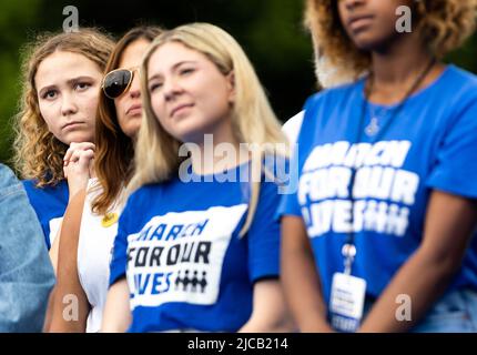 Washington, Stati Uniti d'America. 11th giugno 2022. I manifestanti ascoltano X González, un superstoneman Douglas High School che spara, parlano durante la marcia per le nostre vite a Washington, DC sabato 11 giugno 2022. Credit: Julia Nikhinson/CNP/Sipa USA Credit: Sipa USA/Alamy Live News Foto Stock