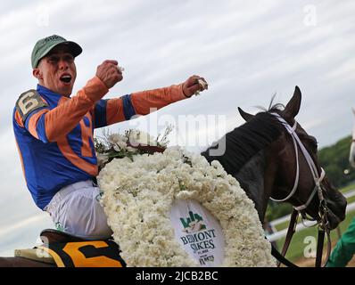 Elmont, Stati Uniti. 11th giugno 2022. Irad Ortiz, Jr., a bordo di Mo Donegal, celebra dopo aver vinto la corsa 154th dei Belmont Stakes a Elmont, New York sabato 11 giugno 2022. Foto di Mark Abraham/UPI Credit: UPI/Alamy Live News Foto Stock