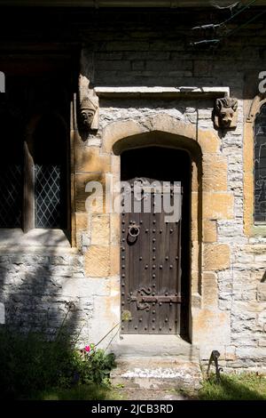 Vecchia porta in legno St Michaels Church South Littleton vicino Evesham UK Foto Stock