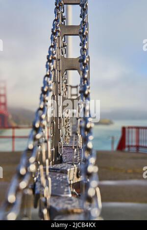 Ponte Golden Gate in miniatura che mostra come è costruito accanto alla cosa reale Foto Stock