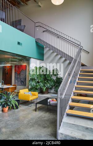 Scala e lobby di moderno spazio per uffici Foto Stock