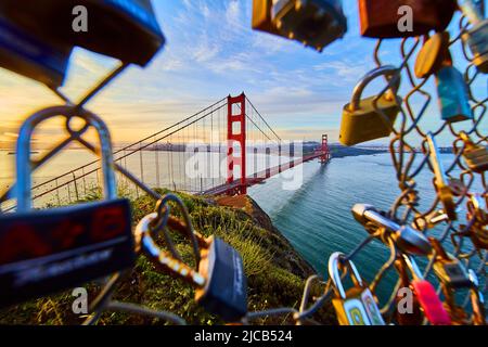 Serrature sulla recinzione con l'apertura al Golden Gate Bridge in California Foto Stock
