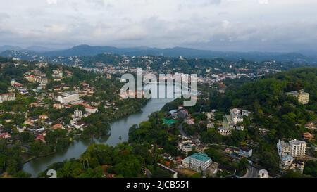 Case ed edifici situati sulle pendici delle montagne. Kandy città, Sri Lanka. Foto Stock