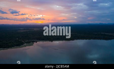 Tramonto nel Parco Nazionale dello Sri Lanka. Panama Wewa lago, baia di Arugam. Foto Stock