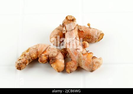 Curcuma curcuma Longa Linn) radice di Rhizome isolata su sfondo bianco. Spazio copia Foto Stock