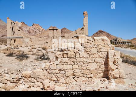 Muri in pietra di edifici abbandonati in città fantasma Foto Stock