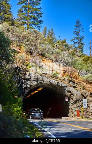 Tunnel lungo un miglio che conduce al Parco Nazionale di Yosemite con auto Foto Stock