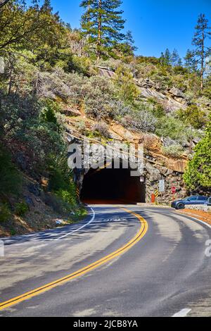 Tunnel lungo un chilometro e mezzo circa che conduce alla Yosemite Valley Foto Stock