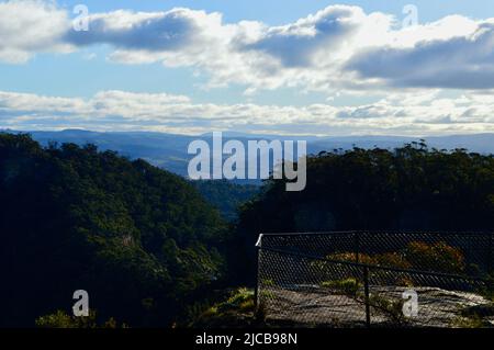 Una vista dal punto di osservazione del Passo Mitchell al Monte Victoria nelle Blue Mountains dell'Australia Foto Stock