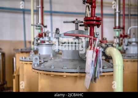 Colonne di filtrazione di sabbia e carbone presso l'impianto di produzione di alcol Foto Stock