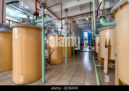 Moderne colonne filtranti in sabbia e carbone con pipeline rosse Foto Stock