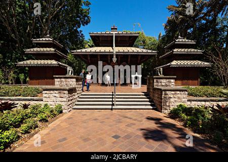 Brisbane Australia / i turisti visitano la Pagoda della Pace Nepalese in South Bank Parklands. Foto Stock