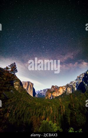 Maestosa via lattiginosa sopra la vista del tunnel del Parco Nazionale di Yosemite Foto Stock