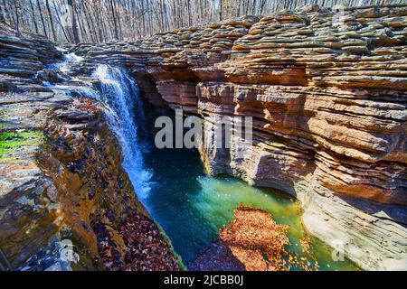 Piccola cascata nella gola in primavera Foto Stock