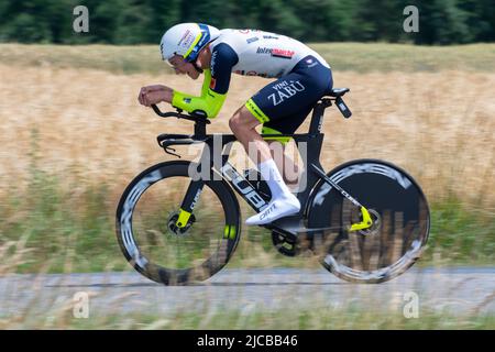 Hugo Page (Intermarché - Wanty - Gobert matériaux Team) in azione sulla 4th tappa del Criterium du Dauphine 2022. La quarta tappa del Criterium du Dauphine Libere è un cronometro individuale con una distanza di 31,9 km tra Montbrison e la Bâtie d'Urfé nel dipartimento della Loira. Il vincitore del palco è Filippo Ganna (Ineos Grenadiers Team) nel 35mn 32s. È avanti di Wout Van Aert (Jumbo Visma Team), 2nd a 2s e Eythan Hayter (Ineos Grenadiers Team) a 17s. (Foto di Laurent Coust / SOPA Images/Sipa USA) Foto Stock