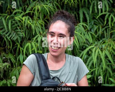 La Estrella, Antioquia, Colombia - Febbraio 13 2022: Una donna greca sorride nel mezzo della natura Foto Stock