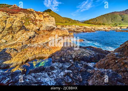 Le onde dell'oceano si infrangono nella piscina marea nascosta sulla costa occidentale Foto Stock