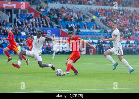 Cardiff. 12th giugno 2022. Daniel James (2nd R) del Galles spara durante la lega delle Nazioni UEFA Una partita di calcio tra il Galles e il Belgio a Cardiff, in Gran Bretagna, il 11 giugno 2022. Credit: Xinhua/Alamy Live News Foto Stock