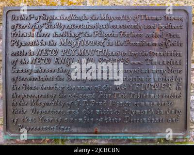 Un marcatore di pietra commemora il viaggio di Mayflower ai passi di Mayflower a Plymouth, Devon, Inghilterra, Regno Unito. Foto Stock