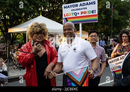 New York, Stati Uniti. 11th giugno 2022. Il sindaco di New York Eric Adams si è impresso nella Pride Parade di Brooklyn, New York il 11 giugno 2022. (Foto di Gabriele Holtermann/Sipa USA) Credit: Sipa USA/Alamy Live News Foto Stock