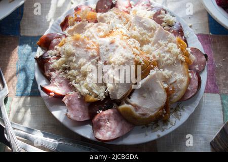 Prosciutto fatto in casa su un piatto con rafano per Pasqua Foto Stock