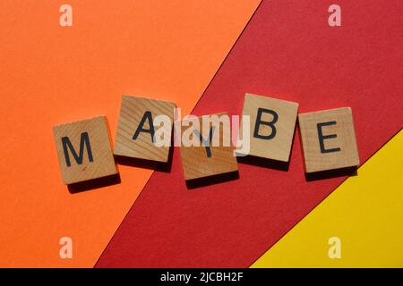 Forse, parola in lettere dell'alfabeto di legno isolato su sfondo luminoso e colorato Foto Stock