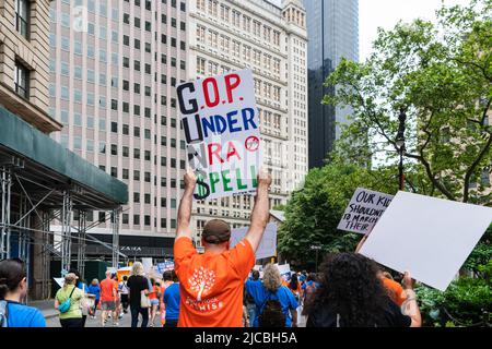 New York, Stati Uniti. 11th giugno 2022. Migliaia di persone si sono riunite a Cadman Plaza, poi hanno attraversato il Ponte di Brooklyn fino al Parco Zuccotti protestando contro la crisi della violenza delle armi negli Stati Uniti. Le recenti riprese di massa a Uvalde, TX e Buffalo, NY hanno causato un oltraggio nazionale che chiede al Congresso di cambiare le leggi sulle armi. (Foto di Lev Radin/Pacific Press) Credit: Pacific Press Media Production Corp./Alamy Live News Foto Stock