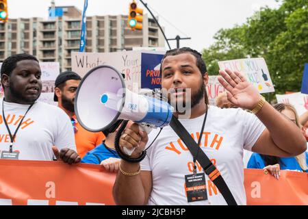 New York, Stati Uniti. 11th giugno 2022. Migliaia di persone si sono riunite a Cadman Plaza, poi hanno attraversato il Ponte di Brooklyn fino al Parco Zuccotti protestando contro la crisi della violenza delle armi negli Stati Uniti. Le recenti riprese di massa a Uvalde, TX e Buffalo, NY hanno causato un oltraggio nazionale che chiede al Congresso di cambiare le leggi sulle armi. (Foto di Lev Radin/Pacific Press) Credit: Pacific Press Media Production Corp./Alamy Live News Foto Stock