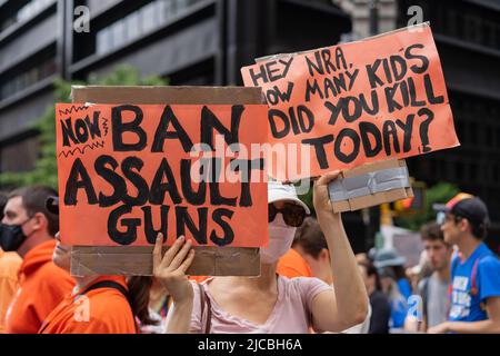 New York, Stati Uniti. 11th giugno 2022. Migliaia di persone si sono riunite a Cadman Plaza, poi hanno attraversato il Ponte di Brooklyn fino al Parco Zuccotti protestando contro la crisi della violenza delle armi negli Stati Uniti. Le recenti riprese di massa a Uvalde, TX e Buffalo, NY hanno causato un oltraggio nazionale che chiede al Congresso di cambiare le leggi sulle armi. (Foto di Lev Radin/Pacific Press) Credit: Pacific Press Media Production Corp./Alamy Live News Foto Stock