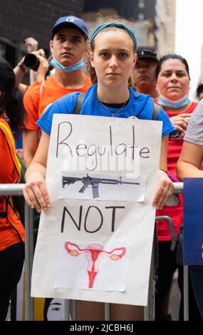 New York, Stati Uniti. 11th giugno 2022. Migliaia di persone si sono riunite a Cadman Plaza, poi hanno attraversato il Ponte di Brooklyn fino al Parco Zuccotti protestando contro la crisi della violenza delle armi negli Stati Uniti. Le recenti riprese di massa a Uvalde, TX e Buffalo, NY hanno causato un oltraggio nazionale che chiede al Congresso di cambiare le leggi sulle armi. (Foto di Lev Radin/Pacific Press) Credit: Pacific Press Media Production Corp./Alamy Live News Foto Stock