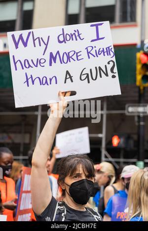 New York, Stati Uniti. 11th giugno 2022. Migliaia di persone si sono riunite a Cadman Plaza, poi hanno attraversato il Ponte di Brooklyn fino al Parco Zuccotti protestando contro la crisi della violenza delle armi negli Stati Uniti. Le recenti riprese di massa a Uvalde, TX e Buffalo, NY hanno causato un oltraggio nazionale che chiede al Congresso di cambiare le leggi sulle armi. (Foto di Lev Radin/Pacific Press) Credit: Pacific Press Media Production Corp./Alamy Live News Foto Stock