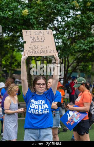 New York, Stati Uniti. 11th giugno 2022. Migliaia di persone si sono riunite a Cadman Plaza, poi hanno attraversato il Ponte di Brooklyn fino al Parco Zuccotti protestando contro la crisi della violenza delle armi negli Stati Uniti. Le recenti riprese di massa a Uvalde, TX e Buffalo, NY hanno causato un oltraggio nazionale che chiede al Congresso di cambiare le leggi sulle armi. (Foto di Lev Radin/Pacific Press) Credit: Pacific Press Media Production Corp./Alamy Live News Foto Stock