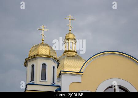 Le cupole dorate con croci della chiesa ortodossa Foto Stock