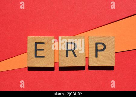 ERP, abbreviazione di Enterprise Resource Planning, in lettere in alfabeto di legno isolate su sfondo Foto Stock