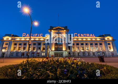 Vancouver, BC, Canada - Aprile 26 2021 : Vista notturna della Stazione Centrale del Pacifico. Foto Stock