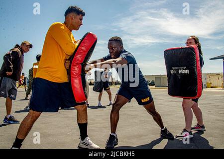 Seal Beach Naval Weapons Station, California, USA. 3rd giugno 2022. I marinai assegnati al Maritime Expeditionary Security Squadron (MSRON) 11, eseguono l'addestramento dei batoni come parte del corso Security Reaction Force-Basic (SRF-B) tenuto a bordo della base militare Naval Weapon Station Seal Beach. La forza di sicurezza militare di spedizione marittima è una capacità marina centrale che fornisce la sicurezza di porto e porto, la sicurezza di asset di alto valore e la sicurezza marittima nelle vie navigabili costiere e interne. Credit: U.S. Navy/ZUMA Press Wire Service/ZUMAPRESS.com/Alamy Live News Foto Stock