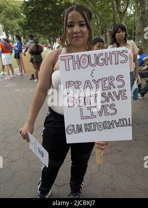 New York, 11 giugno 2022. I manifestanti in marcia per la nostra vita protestano contro la violenza sulle armi e a sostegno di una legislazione più severa sulle armi. Foto Stock