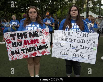 New York, 11 giugno 2022. I manifestanti in marcia per la nostra vita protestano contro la violenza sulle armi e a sostegno di una legislazione più severa sulle armi. Foto Stock